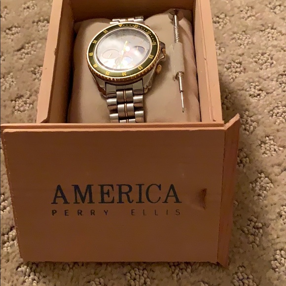 Perry Ellis watch - Picture 2 of 3